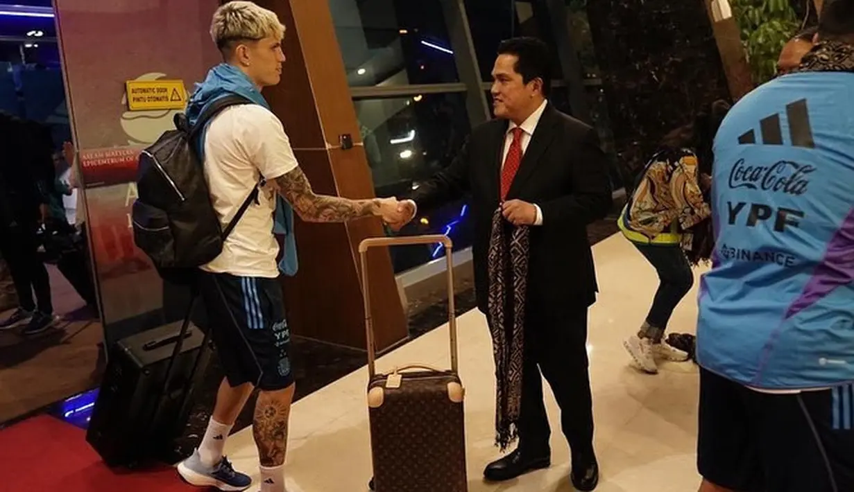 <p>Meski sang megabintang Lionel Messi tak ikut, sejumlah pemain ternama lainnya hadir. Seperti Enzo Fernandez, Leandro Paredes, Emiliano Martinez, dan Alejandro Garnacho. (FOTO: instagram.com/erickthohir/)</p>