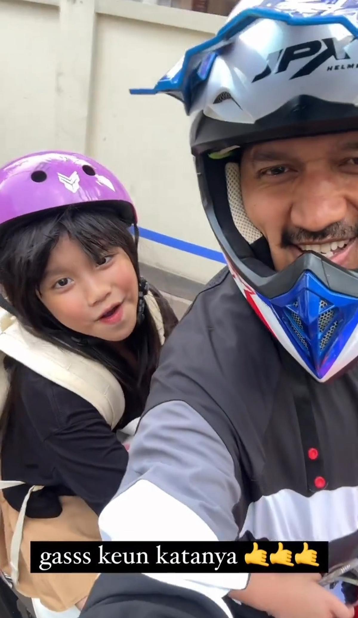 Awalnya ragu, namun Yaya langsung bersemangat ketika duduk di jok motor sambil mengucapkan kata-kata akrab, "Gass Keun."<br>