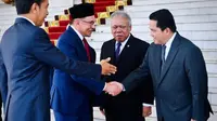 Menteri BUMN Erick Thohir terlihat mendampingi Presiden Joko Widodo atau Jokowi yang bertemu dengan Perdana Menteri Malaysia YM Dato Seri Anwar Ibrahim. (dok:&nbsp;@erickthohir)