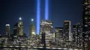 Pemandangan cakrawala kota dan instalasi 'Tribute in Light' untuk memperingati serangan teroris 9/11, di New York (10/9/2021). (AFP/Ed Jones)