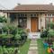 Contoh Rumah Kecil Sederhana untuk Ibu Rumah Tangga yang Suka Berkebun/Gemini AI