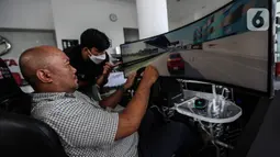 Pengunjung melakukan Test Drive mobil dengan sentuhan GAZOO Racing (GR) saat acara GR Zone Pertama di Cabang Auto2000 Tebet Saharjo, Jakarta, Rabu (7/12/2022). Auto2000 menghadirkan GR Zone untuk memberikan akses yang lebih dekat dan lebih mudah kepada masyarakat terhadap seluruh informasi dan excitement Toyota Gazoo Racing di Cabang Auto2000 Tebet Saharjo Jakarta. (Liputan6.com/Johan Tallo)