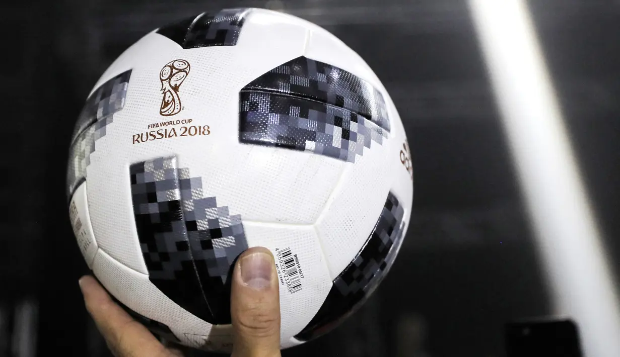 Bola resmi Piala Dunia 2018 Rusia yang diberi nama Telstar 18 diluncurkan dalam acara di Moskow, Kamis (9/11). Motif di Telstar 18 berupa hitam gradasi ke abu-abu dan kata Telstar serta logo Piala Dunia Rusia 2018 diberi warna emas (AP Photo/Oleg Shalmer)