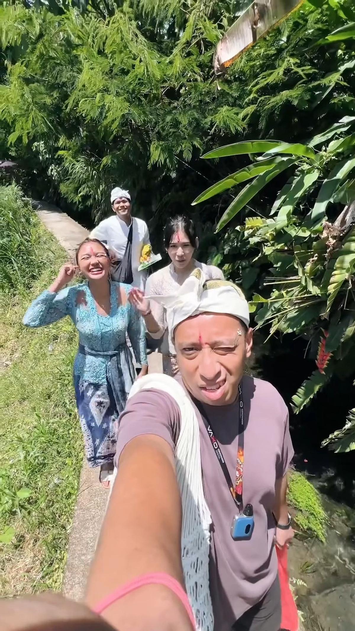 6 Potret Marion Jola Jalani Melukat di Bali Bareng Warga Lokal