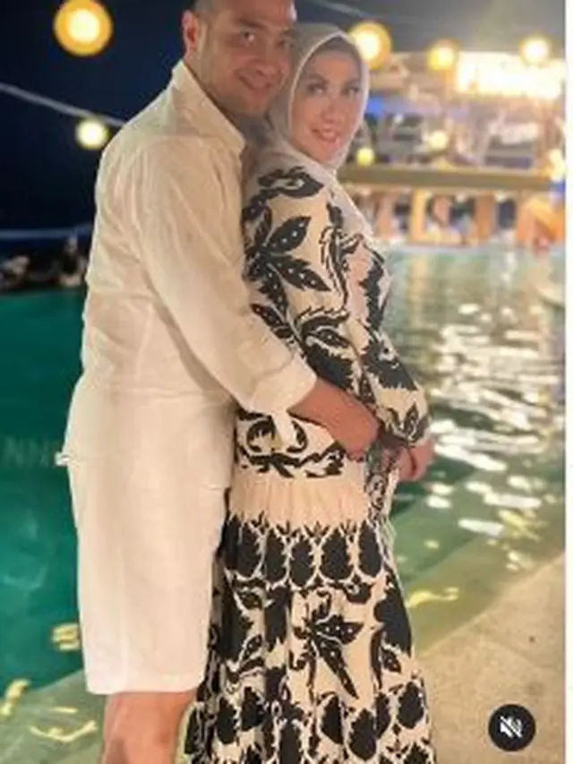 6 Momen Bulan Madu Venna Melinda dan Ferry Irawan, Pamer Kemesraan