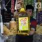 Pedagang menunjukkan minyak goreng di sebuah pasar di Kota Tangerang, Banten, Selasa (9/11/2011). Bank Indonesia mengatakan penyumbang utama inflasi November 2021 sampai minggu pertama bulan ini yaitu komoditas minyak goreng yang naik 0,04 persen mom. (Liputan6.com/Angga Yuniar)