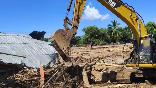 Presiden Joko Widodo meninjau lokasi terdampak bencana banjir bandang di Desa Amakaka, Kecamatan Ile Ape, Kabupaten Lembata, NTT pada Jumat (9/4/2021). (Dok Kementerian PUPR)
