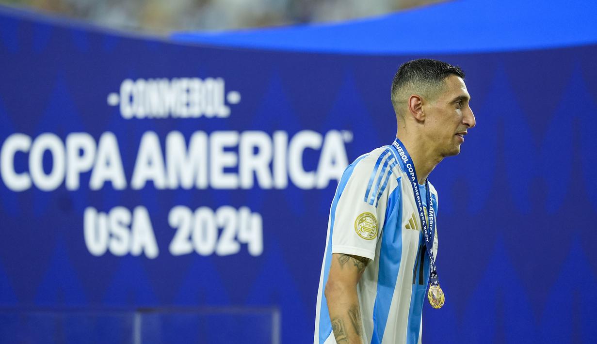 Pemain Argentina, Angel Di Maria saat mendapatkan medali setelah memenangkan Copa America 2024 di Hard Rock Stadium, Miami, Florida, Senin (15/07/2024) WIB. (AP Photo/Rebecca Blackwell)