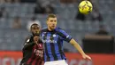 Penyerang Inter Milan Edin Dzeko dan bek AC Milan AC Milan Fikayo Tomori melihat ke arah bola dalam pertandingan final Piala Super Italia 2022 di King Fahd International Stadium, Riyadh, Arab Saudi, Kamis (19/1/2023) dini hari WIB. Dalam laga tersebut, Nerrazurri tanpa diperkuat Marcelo Brozovic dan Samir Handanovic. (AP Photo/Hussein Malla)