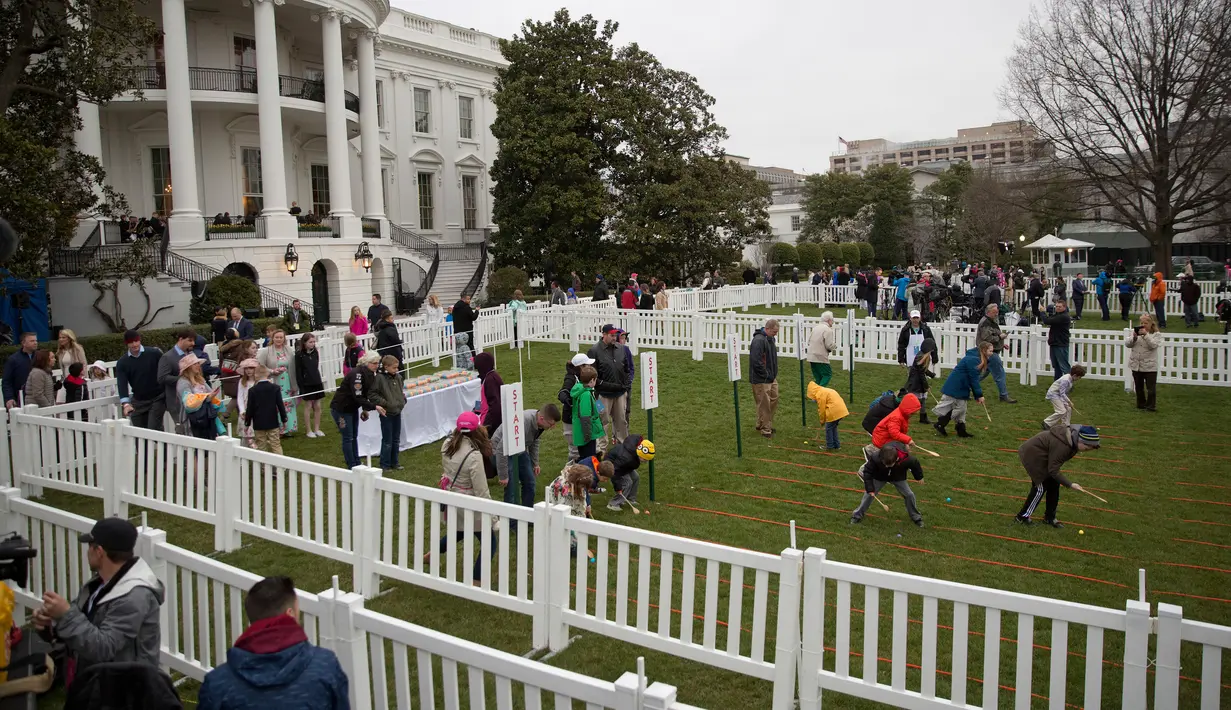 Sejumlah bocah saat mengikuti lomba menggelindingkan telur di halaman Gedung Putih, Washington (4/2). Lomba yang digelar rutin setiap tahunnya di Gedung Putih ini untuk merayakan hari raya Paskah. (AP Photo/Pablo Martinez Monsivais)