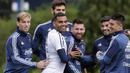 Lionel Messi (tengah) dan rekan-rekannya bercanda saat melakukan sesi latihan jelang laga kualifikasi Piala Dunia 2018 di Ezeiza, Buenos Aires, (3/10/2017).  Argentina akan melawan Peru pada 6 oktober 2017. (AP /Victor R. Caivano)