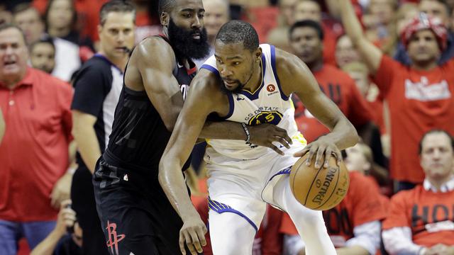 Kevin Durant (baju putih) berduel dengan James Harden