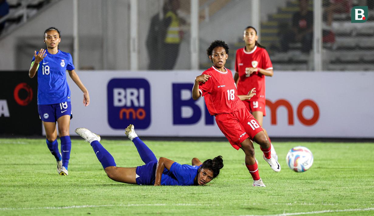 <p>Pemain Timnas Putri Indonesia, Marcela Awi, mencetak gol ke gawang Singapura dalam laga uji coba di Stadion Madya, Senayan, Jakarta, Selasa, (28/5/2024). (Bola.com/Bagaskara Lazuardi)</p>