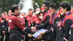 Presiden Joko Widodo (kiri) berjabat tangan atlet saat upacara penyerahan bonus atlet SEA Games ke-31 Vietnam di Halaman Istana Merdeka, Jakarta, Senin (13/6/2022). Presiden menyerahkan total bonus kepada seluruh atlet sebesar Rp130,5 Miliar sementara untuk pelatih dan asisten pelatih sebesar Rp32 Miliar. (FOTO: Lukas - Biro Pers Sekretariat Presiden)