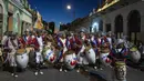 Penabuh genderang bermain selama parade karnaval "Las llamadas" di Montevideo, Uruguay, Kamis (10/2/2022). Parade karnaval "Las llamadas" merupakan salah satu manifestasi budaya Afro-Uruguay yang paling dikenal. (AP Photo/Matilde Campodonico)
