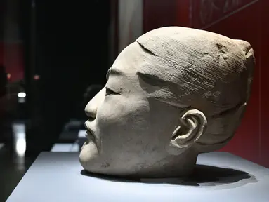 Bagian kepala patung dari prajurit terakota di Museum Shandong di Jinan, Provinsi Shandong, China timur (24/4/2020). Sebuah pameran yang menampilkan prajurit-prajurit terakota dan lebih dari 140 relik lainnya akan segera diselenggarakan di museum tersebut. (Xinhua/Zhu Zheng)