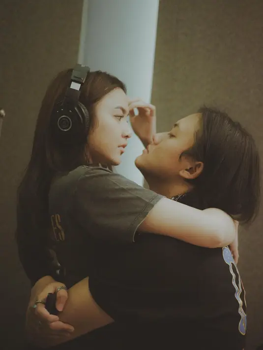 <p>Foto yang diunggah oleh Rizky Febian di akun Instagram miliknya memperlihatkan Rizky dan Mahalini sedang berpelukan. Rizky menuliskan caption "Moment kita sama2 bikin notasi bareng cari lyric sama2 . Yg penting sama2 yakin langsung coba take voc. " (Instagram/rizkyfbian)</p>