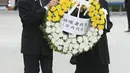 Perwakilan korban bom atom meletakkan karangan bunga selama upacara peringatan di Hiroshima Peace Memorial Park, Hiroshima, Selasa (5/8/2019). Pemerintah Jepang menggelar peringatan jatuhnya bom atom di Kota Hiroshoma 74 tahun lalu yang menandai berakhirnya Perang Dunia (PD) II. (JIJI PRESS / AFP)