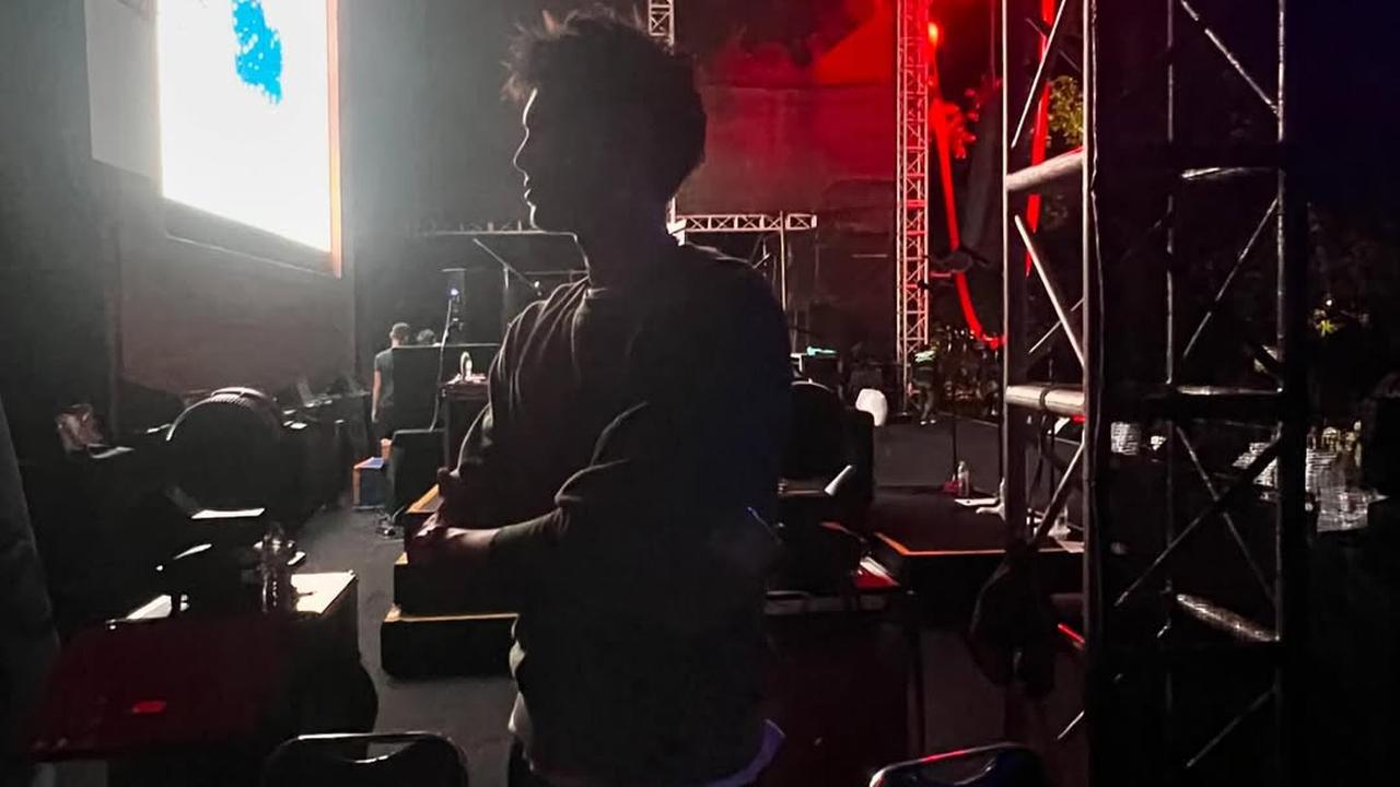 7 Potret Anak Maudy Koesnaedi Nonton Konser, Perlihatkan Sisi Humor yang Jarang Tersorot