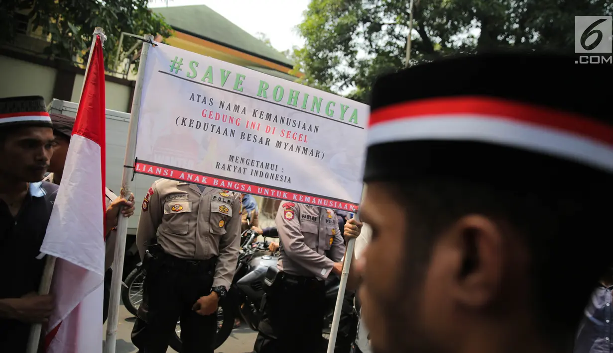 Massa Aliansi Anak Bangsa untuk Kemanusiaan membentangkan spanduk saat aksi damai di depan Kedubes Myanmar, Jakarta, Selasa (5/9). Aksi ini merupakan respons atas tindakan kekerasan dan pembunuhan terhadap etnis rohingya. (Liputan6.com/Faizal Fanani)