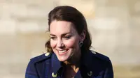 Kate Middleton menyapa staf NHS saat mereka mengadakan acara nonton bioskop drive-in untuk staf NHS di Istana Holyroodhouse di Edinburgh, Skotlandia pada 26 Mei 2021, selama kunjungan selama seminggu ke Skotlandia. (CHRIS JACKSON / POOL / AFP)