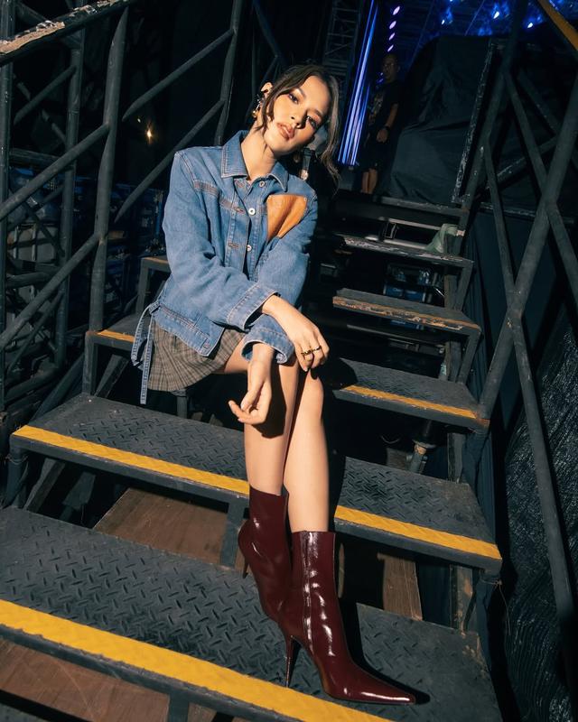 Dari casual sampai gaun mewah, intip 6 gaya Raisa di balik panggung ini glamor dan slay