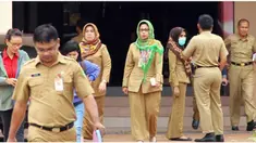 Pemerintah dalam hal ini Kementerian Pendayagunaan Aparatur Negara dan Reformasi Birokrasi (PAN RB) menyatakan tetap memberlakukan seragam baru kepada Pegawai Negeri Sipil (PNS) dalam waktu dekat.