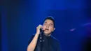 Selain kolaborasi dengan penyanyi senior, Tulus juga mengenalkan lagu barunya dari album barunya Monokrom. Seperti lagu Tukar Jiwa, Monokrom, dan Langit Abu-abu. (Adrian Putra/Bintang.com)