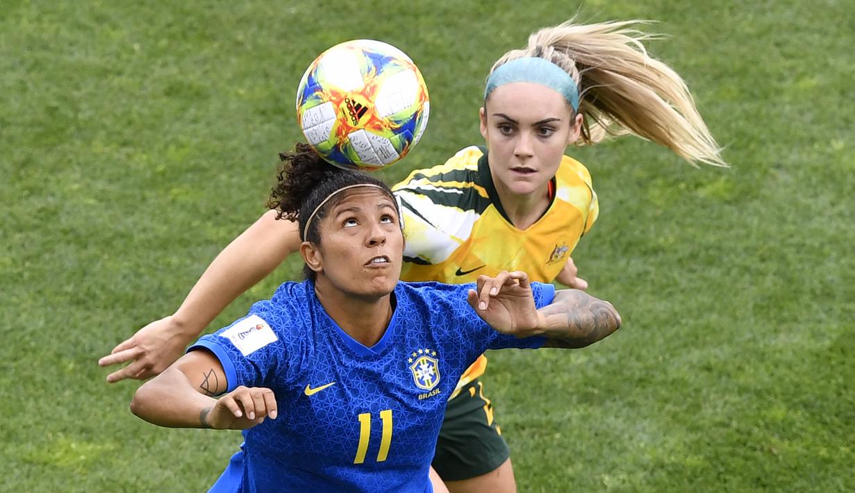 Ellie Carpenter (kanan). Bek Timnas Australia ini merupakan atlet termuda Australia yang berlaga di Olimpiade Rio 2016. Mulai memperkuat Timnas Australia sejak berumur 15 tahun. Saat ini bermain untuk Olympique Lyon di Liga Sepakbola Wanita Prancis. (AFP/Gerad Julien)