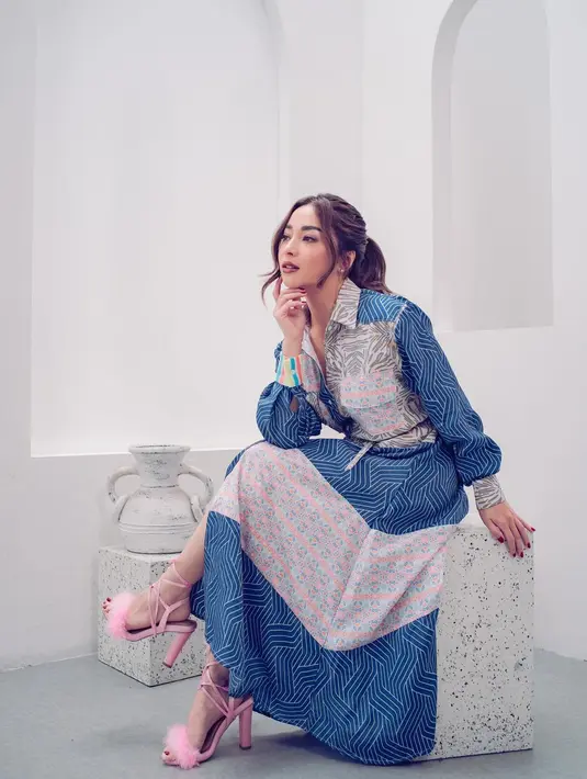 Set dress dua tone dari Nikita Willy ini bikin ia terlihat santun dengan gaya yang fashionable. Bisa dijadikan sebagai inspirasi busana Lebaran. [@nikitawillyofficial94]