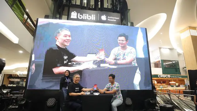 <p>Kusumo Martanto, CEO & Co-Founder Blibli melayani Ary Setiady, pelanggan urutan pertama Midnight Launch Blibli di Jakarta. (Doc: Blibli)</p>