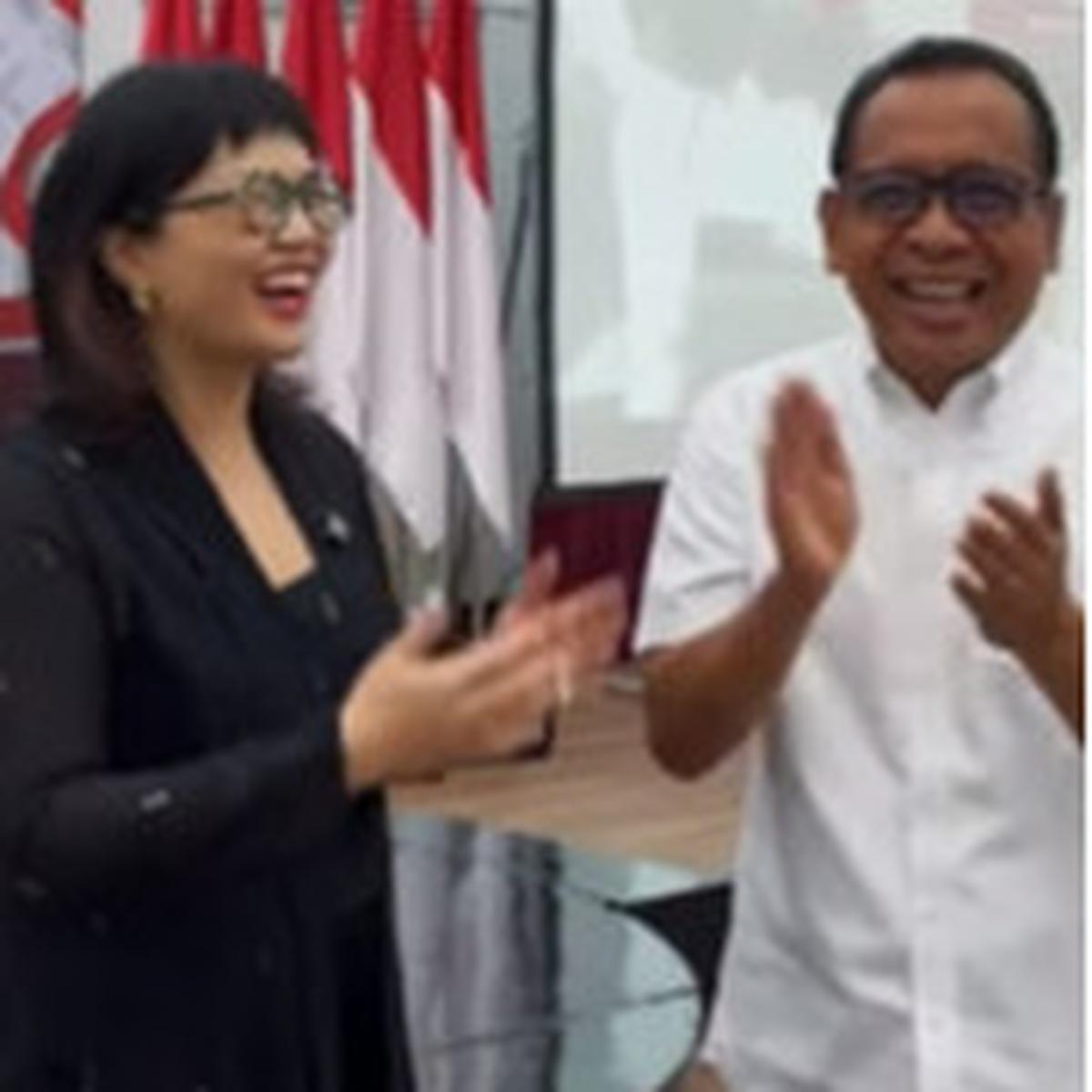 Begini Rasanya Menjajal Kaca Mata Unik Profesor Stella Bikin Menko Pratikno Merem Melek Terkaget-kaget