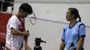 Seorang atlet putra mendapat arahan dari pelatihnya saat bertanding di kelompok umur 15 tahun dalam Audisi Umum Beasiswa Bulutangkis PB Djarum di GOR Sritex, Solo, Senin (11/4/2016). (Bola.com/Arief Bagus)