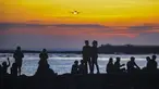 Aktivitas wisatawan menikmati waktu senja di Pantai Kelan, Badung, Bali. Pulau Bali selalu punya cara untuk memikat wisatawan, dan Pantai Kelan menjadi salah satu destinasi yang kian menarik perhatian. (merdeka.com/Arie Basuki)