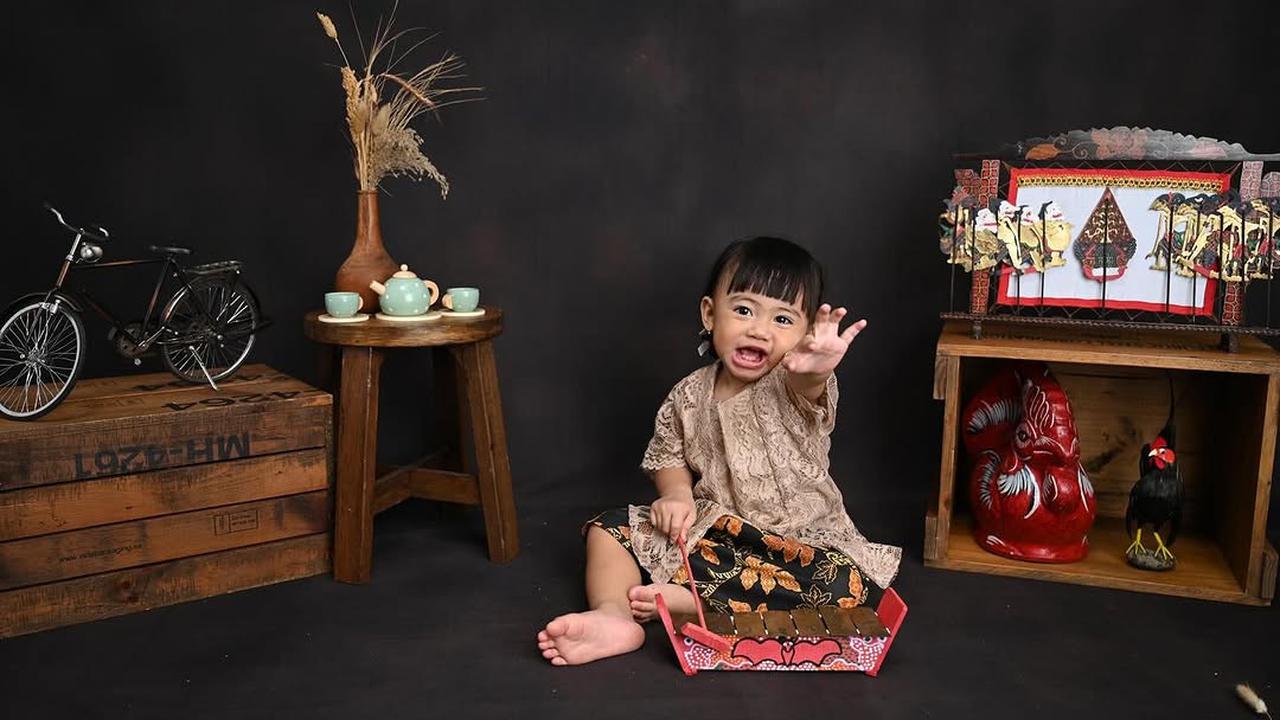 Potret Terbaru Dua Anak Felicya Angelista dan Caesar Hito dengan Baju Jawa, Super Lucu