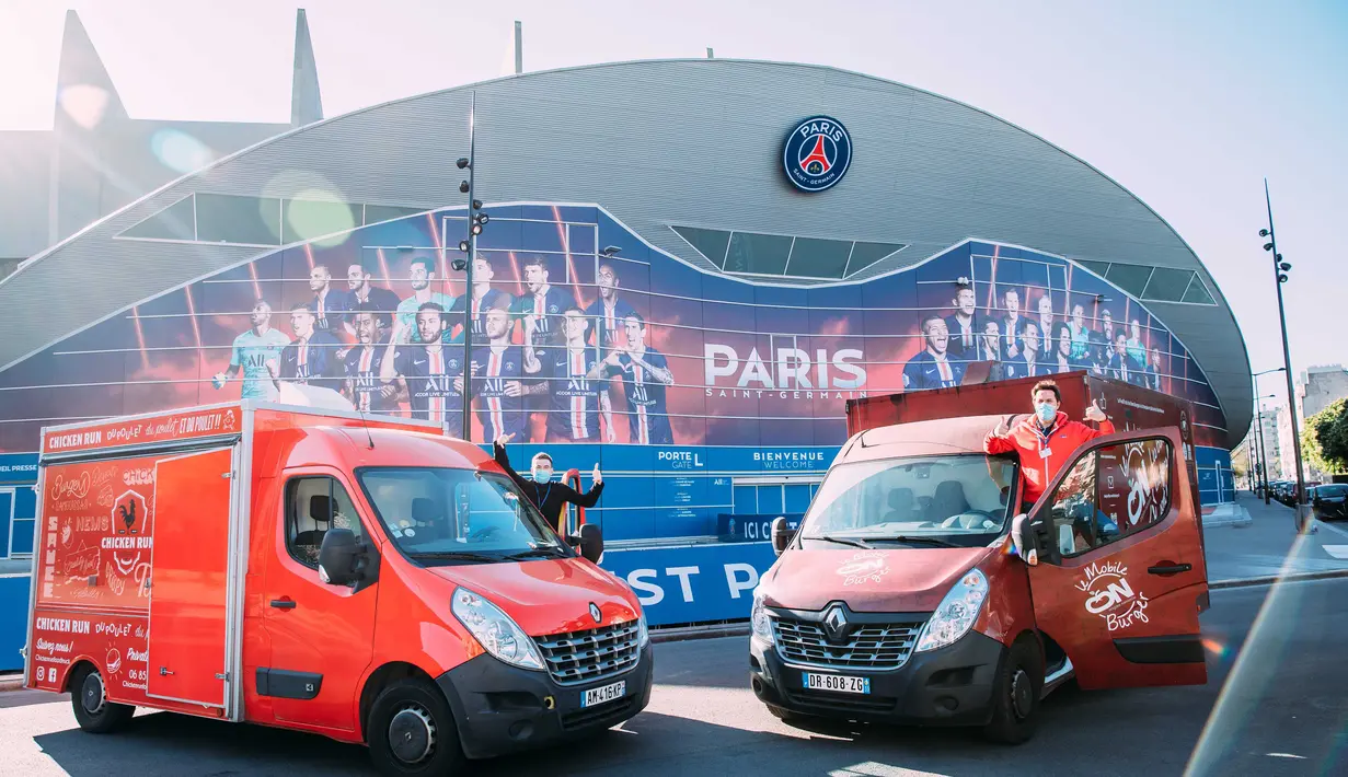 Pengemudi truk makanan berfoto di depan Stadion Parc des Princes di Paris, Prancis, pada 15 April 2020. Paris Saint-Germain Football Club atau PSG menyediakan hingga 1.200 paket makanan gratis dalam sehari bagi para petugas layanan kesehatan di garis depan di tengah pandemi COVID-19. (Xinhua/PSG)