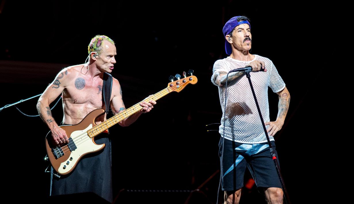 Basis dan vokalis grup band rock Red Hot Chili Peppers (RHCP), Flea (kiri) dan Anthony Kiedis (kanan) saat tampil di Soldier Field, Chicago, Amerika Serikat, 19 Agustus 2022. Red Hot Chili Peppers bergabung dengan tamu spesial seperti The Strokes dan Thundercat. (Photo by Rob Grabowski/Invision/AP)