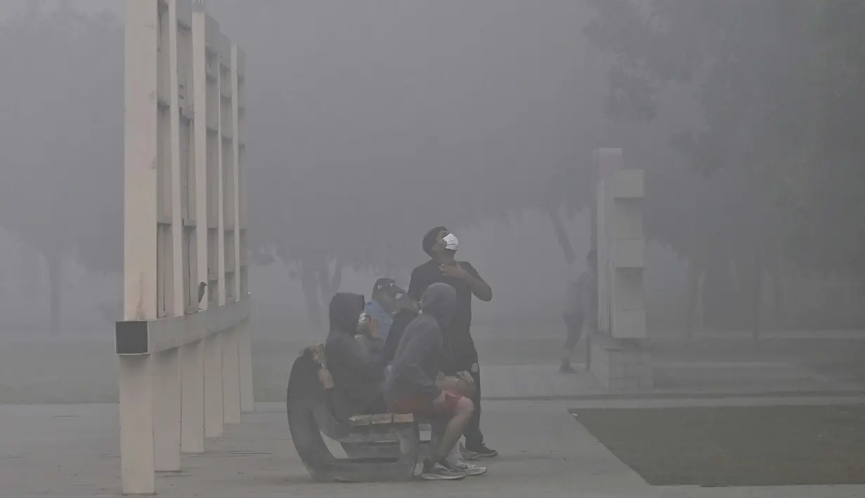 Pihak berwenang setempat juga memperingatkan warga agar selalu mengenakan masker dan mematuhi aturan lainnya terkait kabut asap. (Arif ALI/AFP)
