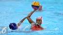 Pemain Jawa Barat, Hanna Firdaus (kiri) berusaha menghalangi pemain DKI Jakarta pada final polo air PON XIX di Kolam Renang Si Jalak Harupat, Kab Bandung, Senin (26/9/2016). DKI Jakarta unggul dengan skor 14-8. (Liputan6.com/Helmi Fithriansyah)