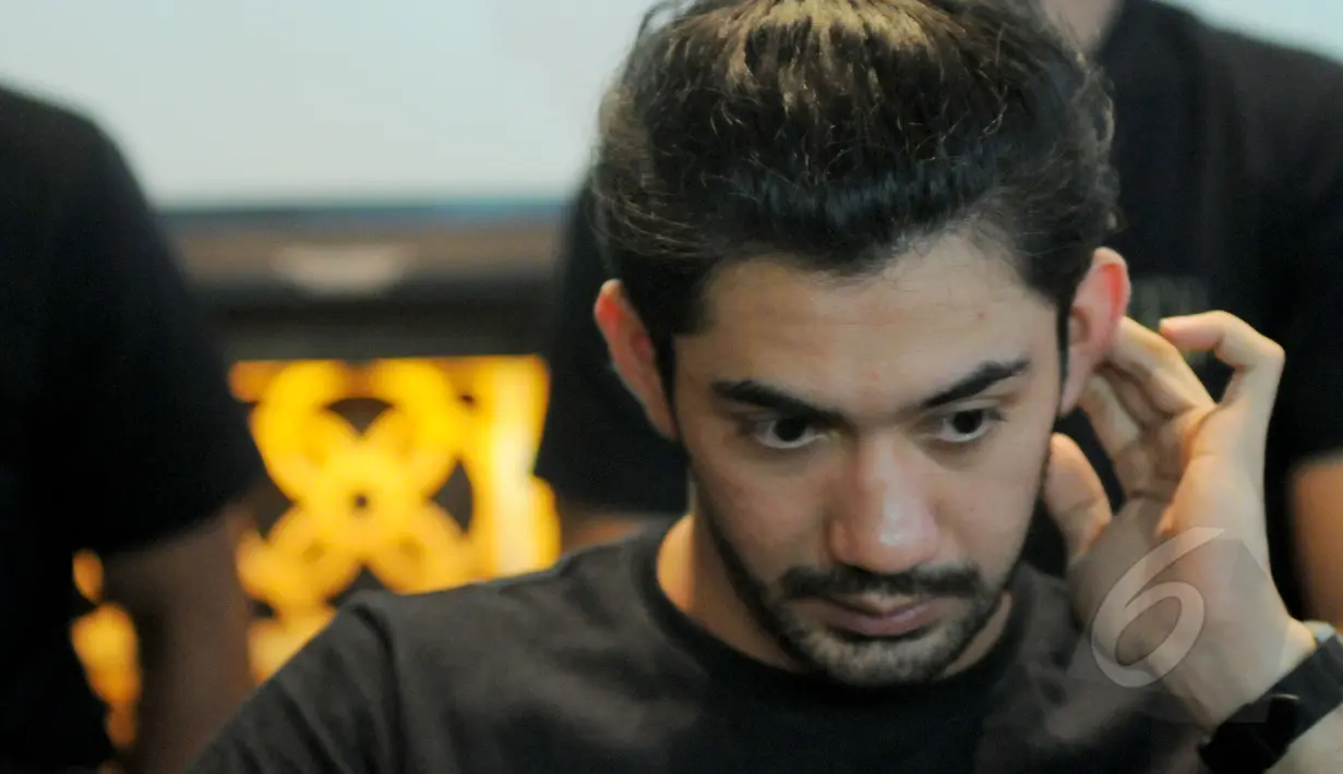 Reza Rahadian saat menghadiri gala premier Film Guru Bangsa TJOKROAMINOTO di kawasan Kuningan, Jakarta Selatan (31/3/2015). Dalam film tersebut, Reza Rahadian berperan sebagai HOS Tjokroamonito.(Liputan6.com/FAisal R Syam)