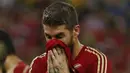 Pemain belakang Spanyol, Sergio Ramos, tidak kuasa menahan kesedihan usai dipastikan gagal lolos ke fase 16 besar Piala Dunia 2014, Brasil, (19/6/2014). (REUTERS/Jorge Silva)