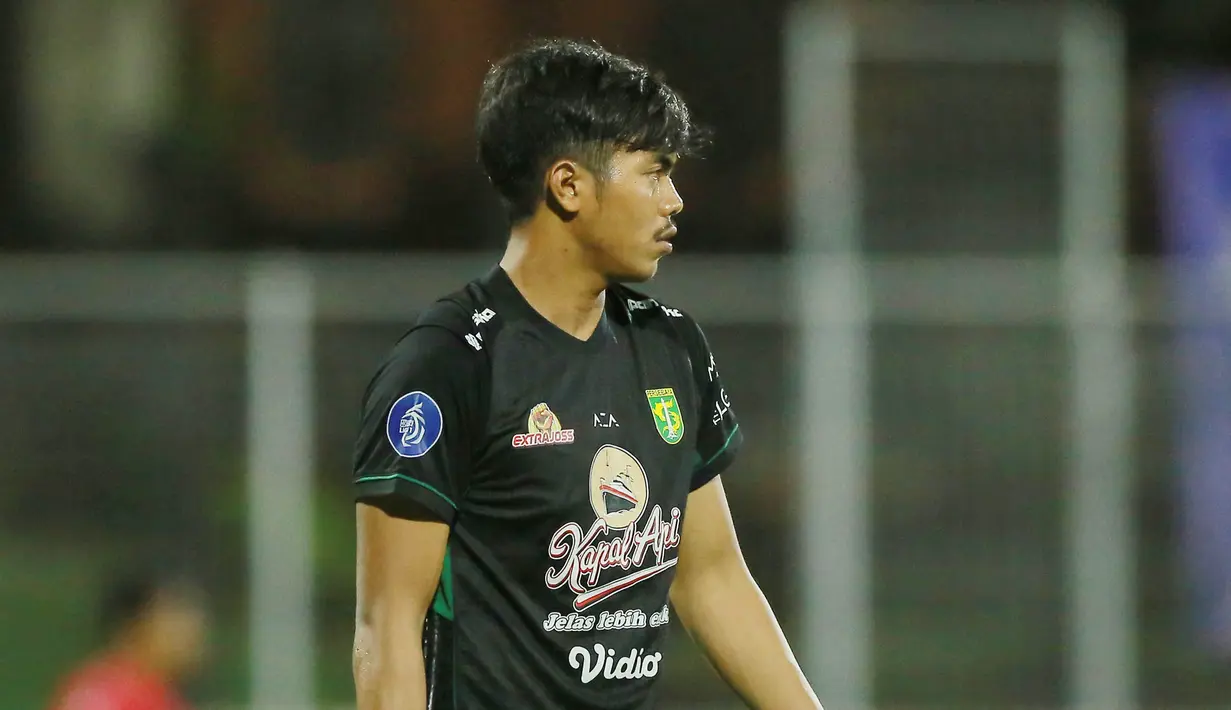 Andhika Ramadhani berhasil menorehkan enam clean sheets untuk Persebaya Surabaya. Catatan tersebut membuat mantan penjaga warkop ini akhirnya merasakan dipanggil Timnas untuk pertama kali. (Bola.com/M Iqbal Ichsan)