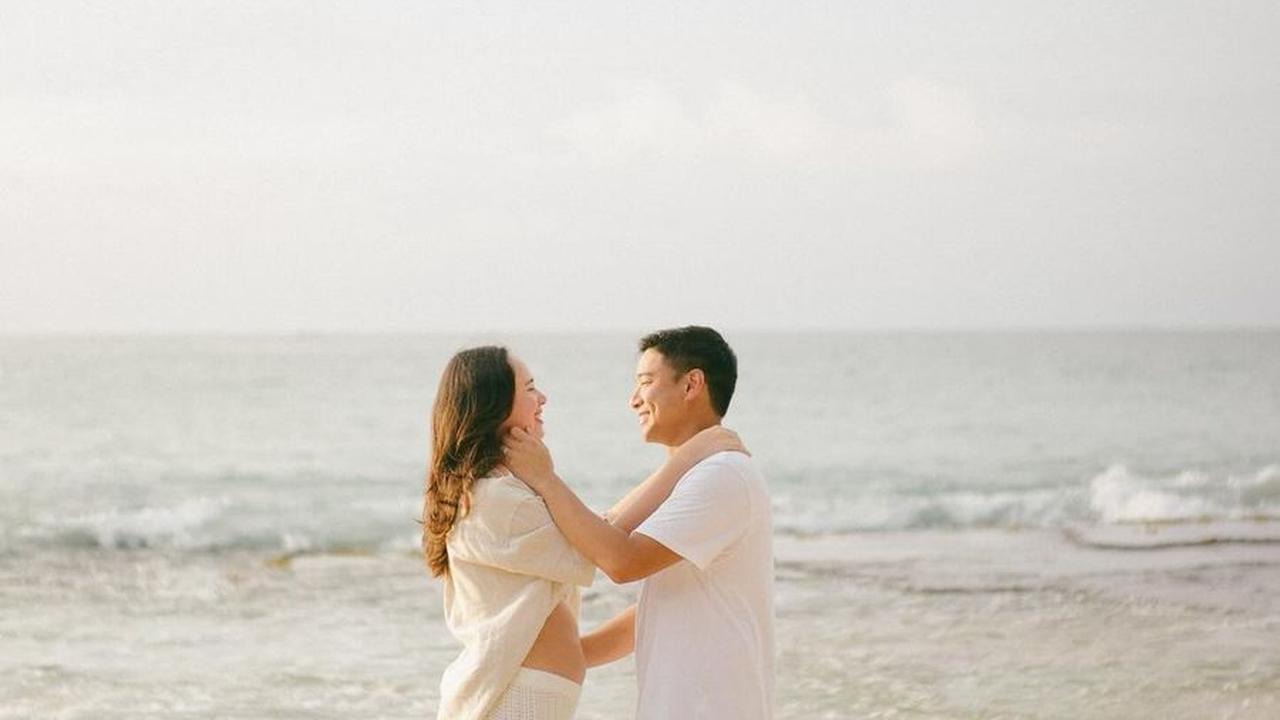 Sebagai seorang ibu untuk pertama kalinya, Pamela Bowie dengan antusias merekam semua momen spesial, mulai dari baby moon hingga sesi pemotretan maternity.<br>