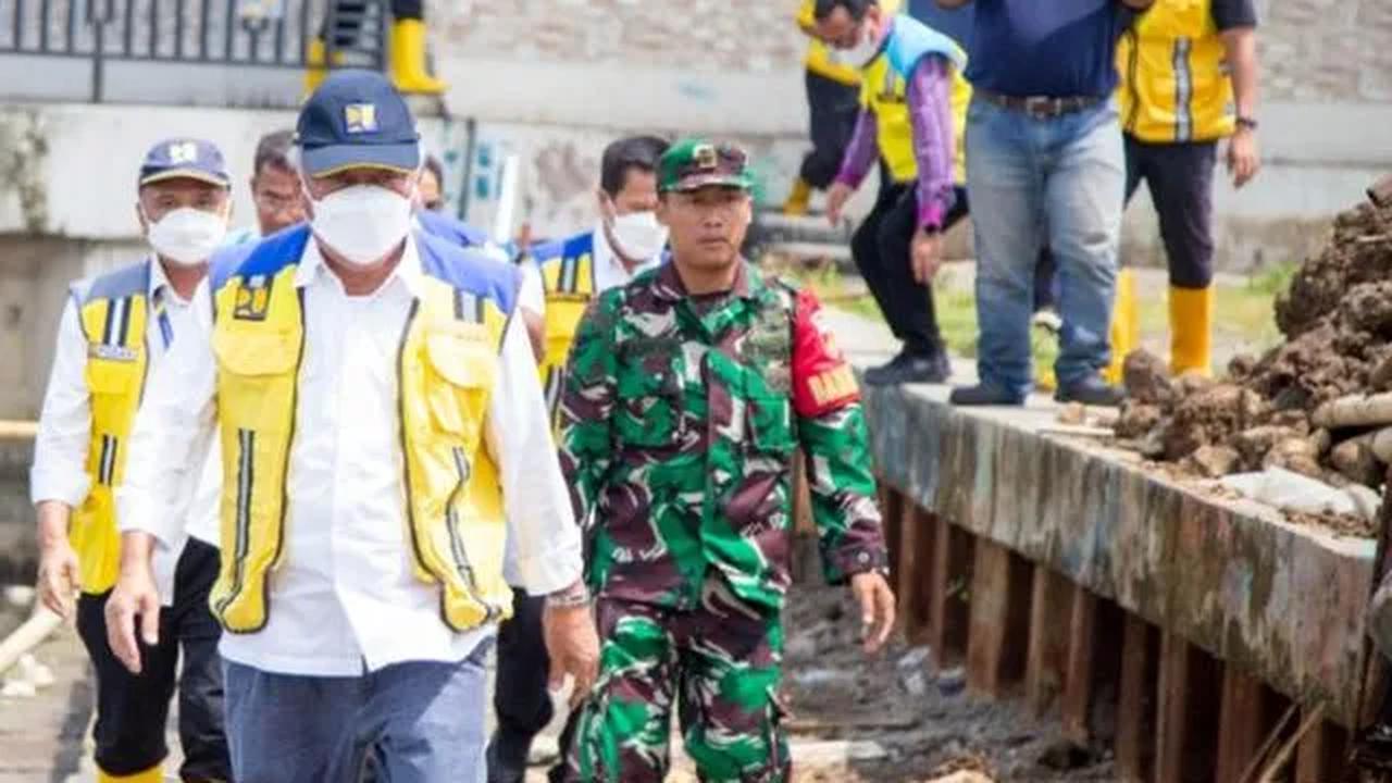 "Buat kekuatan tulang," sambung Menteri BUMN Erick Thohir yang juga ada di lokasi tersebut.