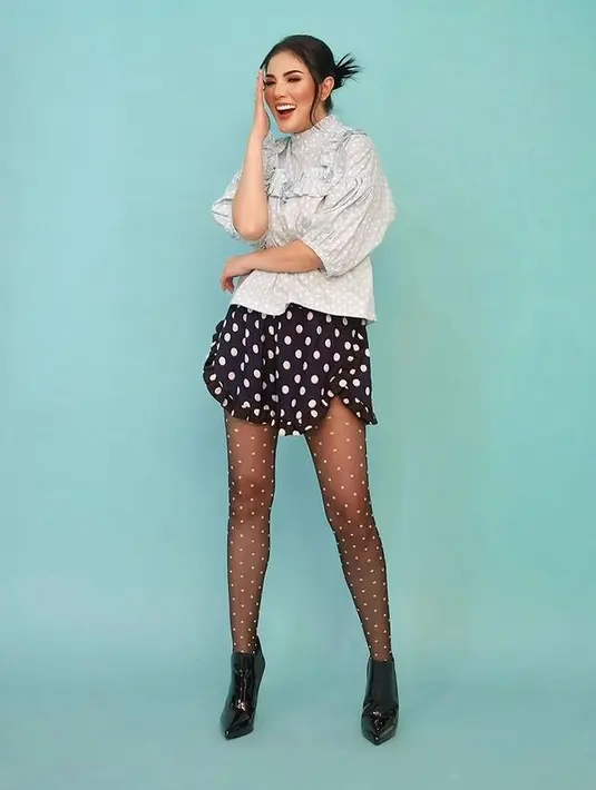 Dengan motif polkadot, penampilan Nindy Ayunda memberikan inspirasi untuk tampil tidak membosankan. Kali ini memadukan atasan dengan square collar dan rok mini berwarna hitam. Dilengkapi dengan stocking hitam transparan dan boots berwarna hitam. (instagram/nindyayunda)