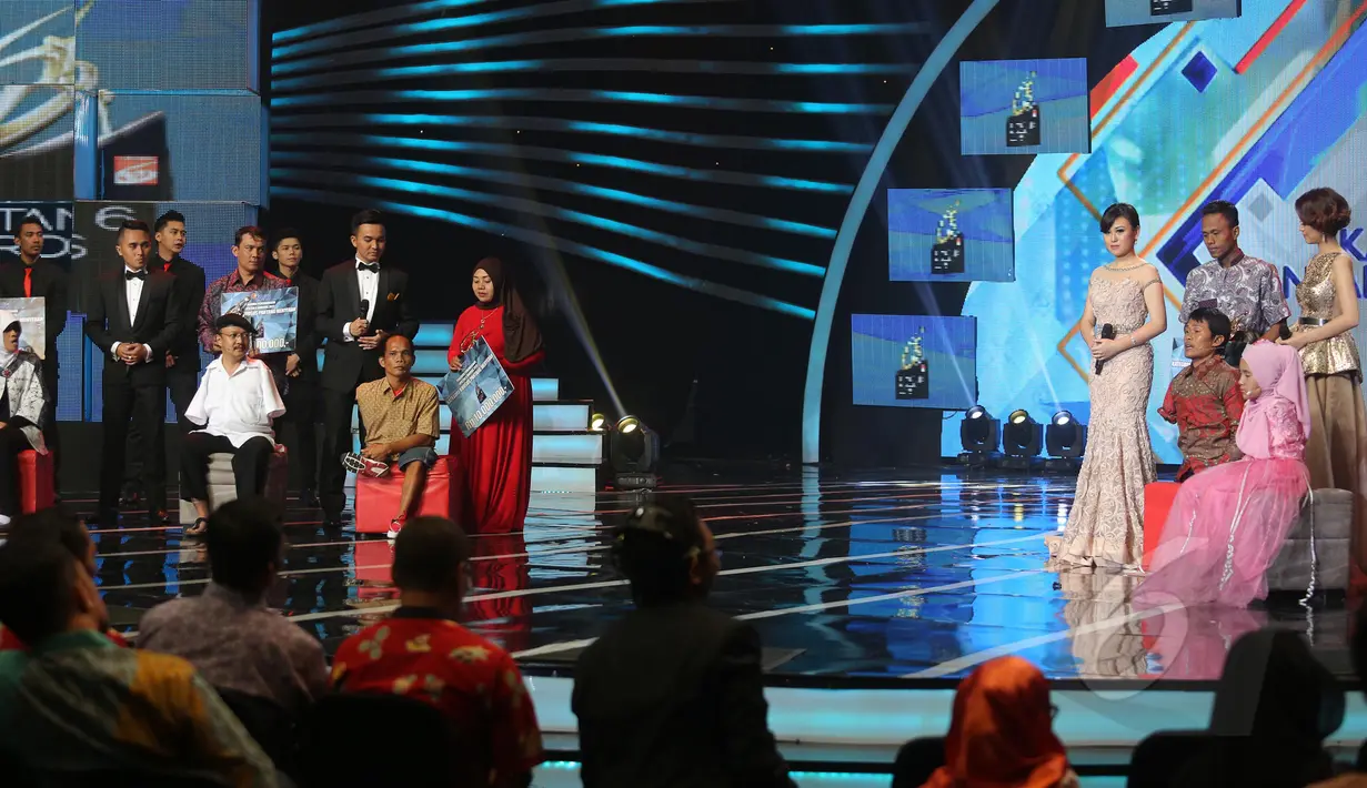 Sejumlah sosok inspiratifa ketika mendapatkan penghargaan Liputan6 Award 2015 untuk kategori Khusus Pantang Menyerah, di Studio Emtek, Jakarta, Rabu (20/5). (Liputan6.com/Faizal Fanani)