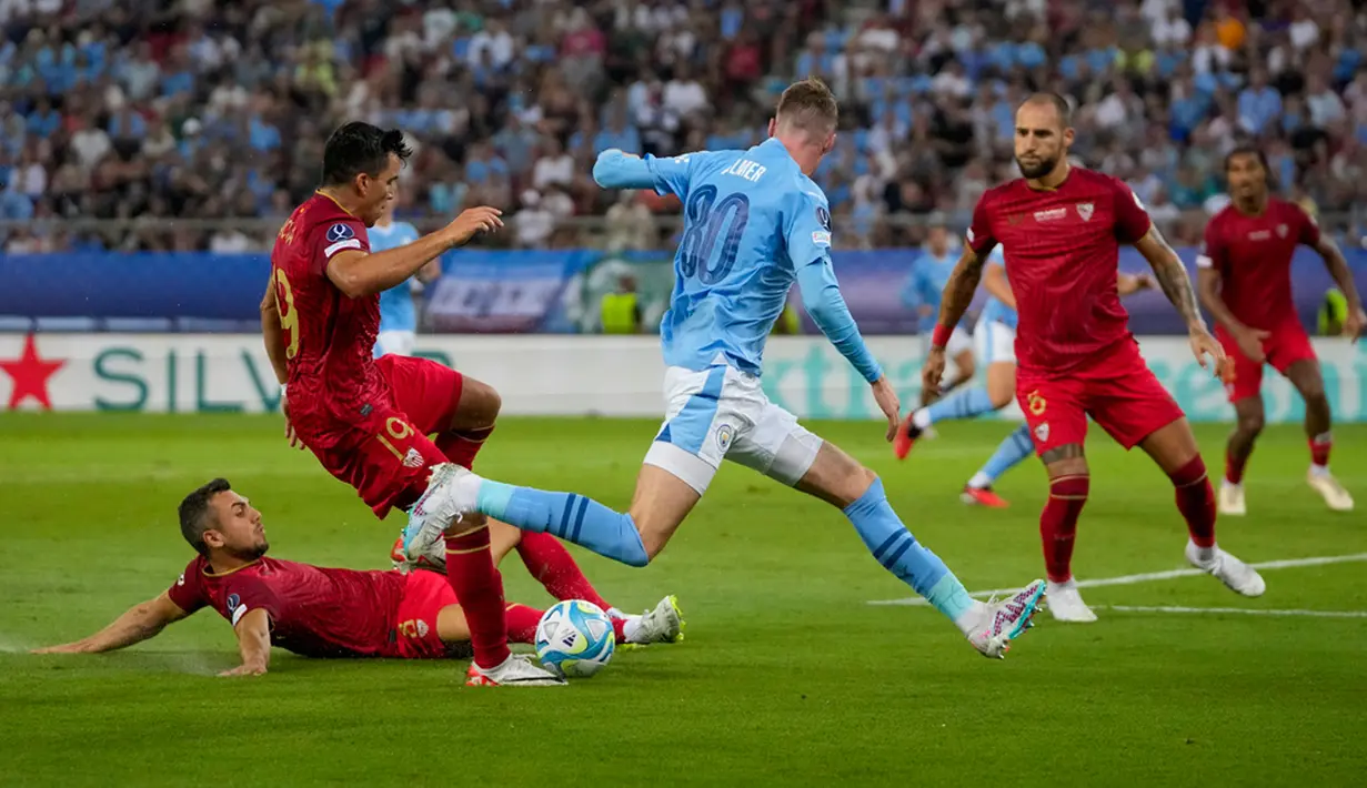 Duel yang ketat dan penuh konsentrasi membuat kedua tim fokus dengan pemain masing-masing. Cole Palmer mencetak gol balasan untuk Manchester City pada menit ke-63 usai manfaatkan umpan dari Rodri. (AP Photo/Thanassis Stavrakis)