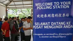 Warga Singapura tiba untuk memberikan suara di tempat pemungutan suara untuk pemilihan presiden (pilpres) Singapura, Jumat (1/9/2023). (Roslan RAHMAN / AFP)