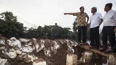 Gubernur DKI Jakarta Basuki Tjahaja Purnama terlihat memberikan arahan saat meninjau pembangunan tanggul Kali Sunter, Kelapa Gading, Jakarta Utara, Kamis (12/2/2015). (Antara Foto/Sigid Kurniawan)