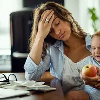 i satu sisi kamu ingin memberikan yang terbaik untuk keluarga, namun di sisi lain karir juga tetap harus berjalan. Perasaan ini dikenal sebagai mom guilt, dan nyatanya dialami oleh banyak ibu bekerja. [Dok/freepik.com/Drazen Zigic]